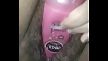 Argentina mojada se masturba con un shampoo y manda el video